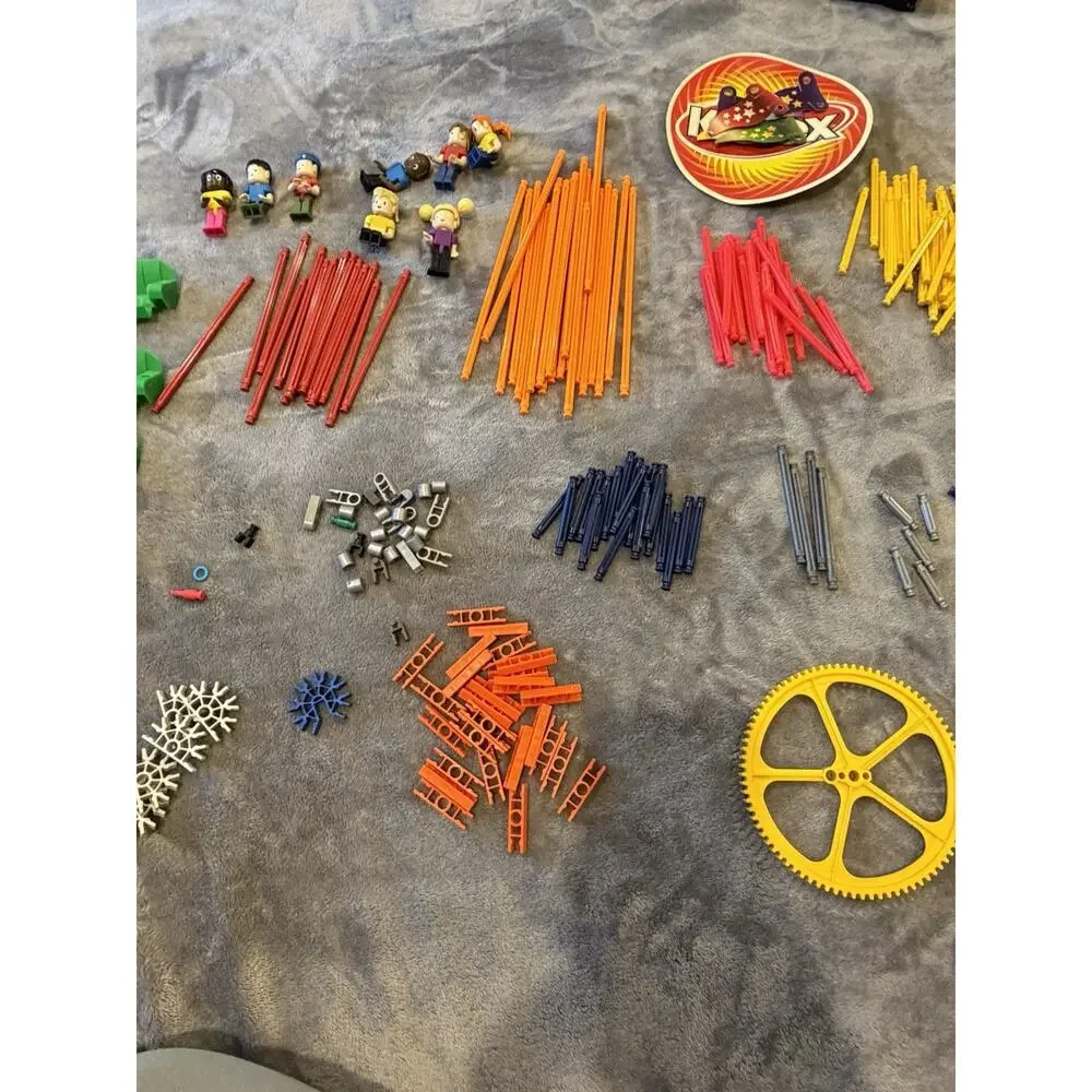 K'NEX Lot of assorted pieces With 8 K’nex People